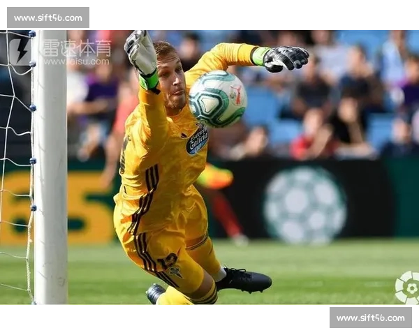 梅里诺首戴帽里程碑 珍藏比赛用球留纪念 梅里诺首戴帽里程碑 珍藏比赛用球留纪念